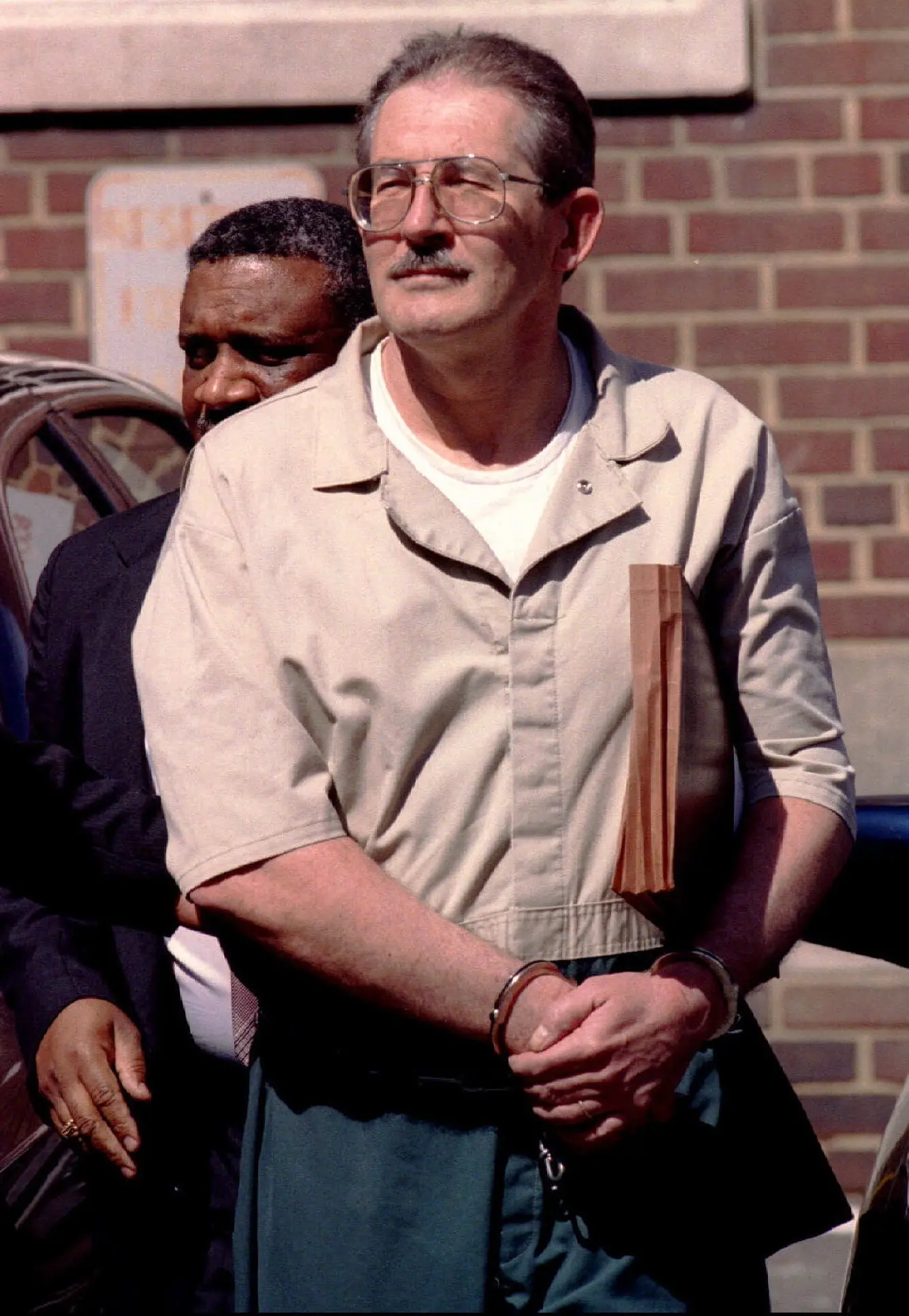 Aldrich Ames foi retirado do tribunal em 1994 após se declarar culpado de espionagem para a União Soviética. Ele permaneceu na prisão pelo resto da vida.Crédito...Win McNamee/Reuters