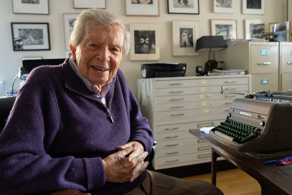 Milton Esterow ainda usa uma máquina de escrever Royal de 1950. (James Estrin/The New York Times)