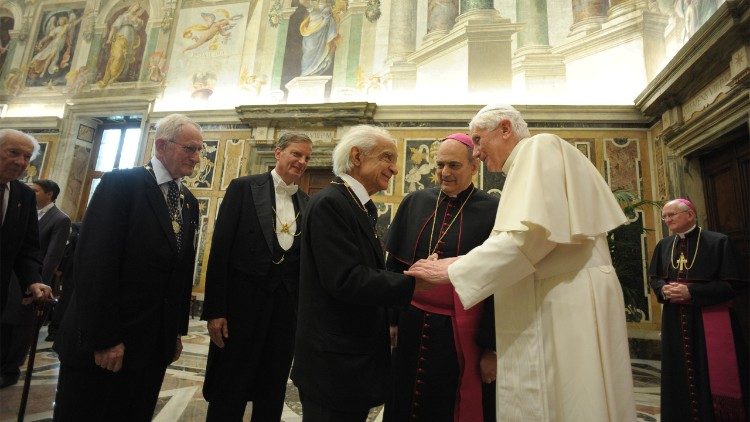 Antonino Zichichi encontra-se com Bento XVI no Vaticano, Sala Clementina, em 28 de outubro de 2010. (©Archivio Osservatore Romano)
