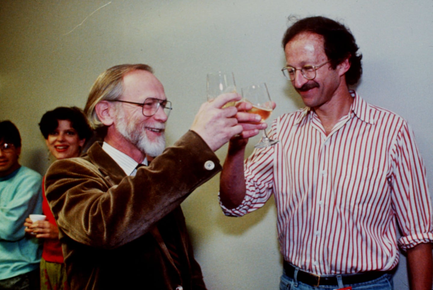 O Dr. John Bishop e Harold E. Varmus brindam à conquista do Prêmio Nobel em 1989. (Paul Sakuma/AP)
