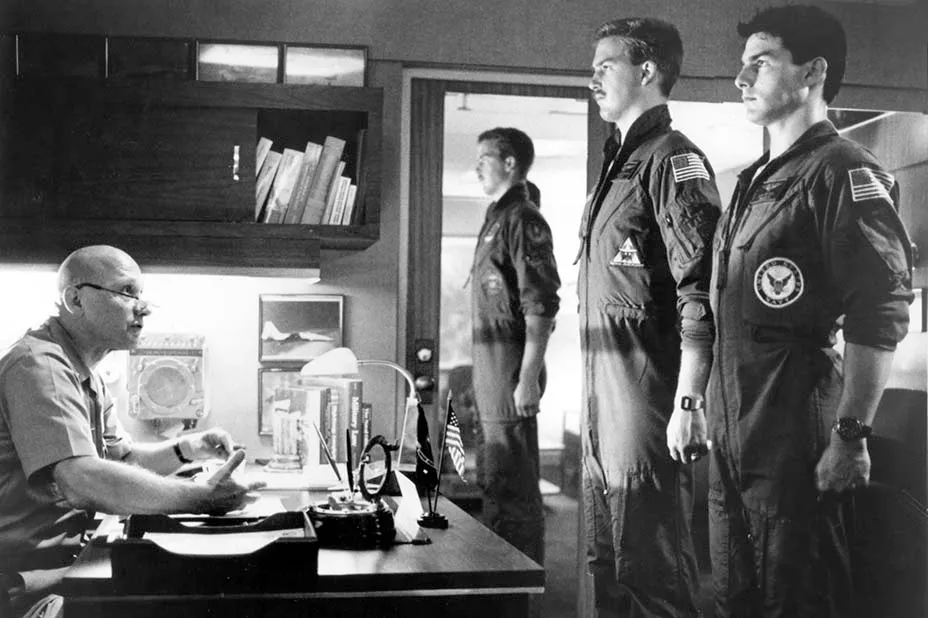 James Tolkan se dirige a Tom Cruise (à direita) e Anthony Edwards em ‘Top Gun’. (Paramount Pictures/Photofest)