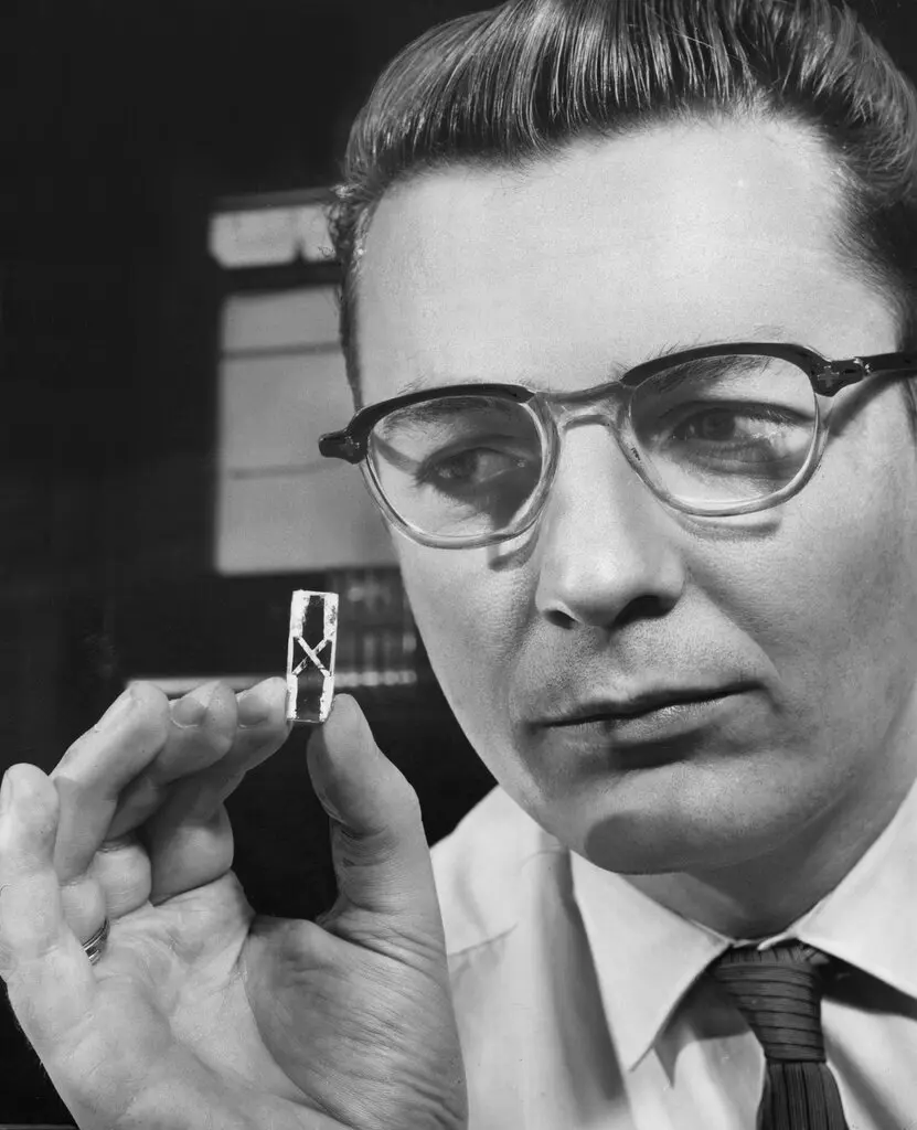 Em 1960, o Dr. Ivar Giaever exibiu uma amostra de laboratório utilizada em seus estudos sobre supercondutividade. General Electric