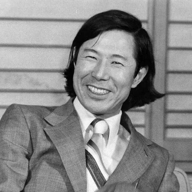 Heisuke Hironaka em 1975, durante um período em que dava palestras e aparecia na televisão japonesa. Crédito...O jornal Asahi Shimbun, via Getty Images