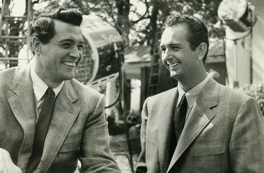 Robert Hinkle (à direita) com Rock Hudson. Foto cedida por Melody Hinkle.