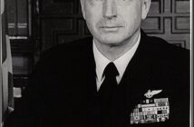 Ralph Cousins; foi comandante de todas as forças da OTAN de 1972 a 1975, liderou operações aéreas da Marinha no Vietnã. Fonte: Marinha dos EUA via Washington Post. O artigo identifica a fonte da foto como Marinha dos EUA.