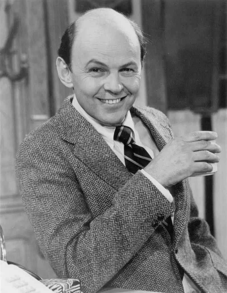 Conrad Janis em um episódio da sitcom "Mork & Mindy", exibida pela ABC de 1978 a 1982. Ele interpretou o pai da personagem de Pam Dawber. (Crédito da fotografia: cortesia Gerald B. Wolfe/ABC, via Photofest)