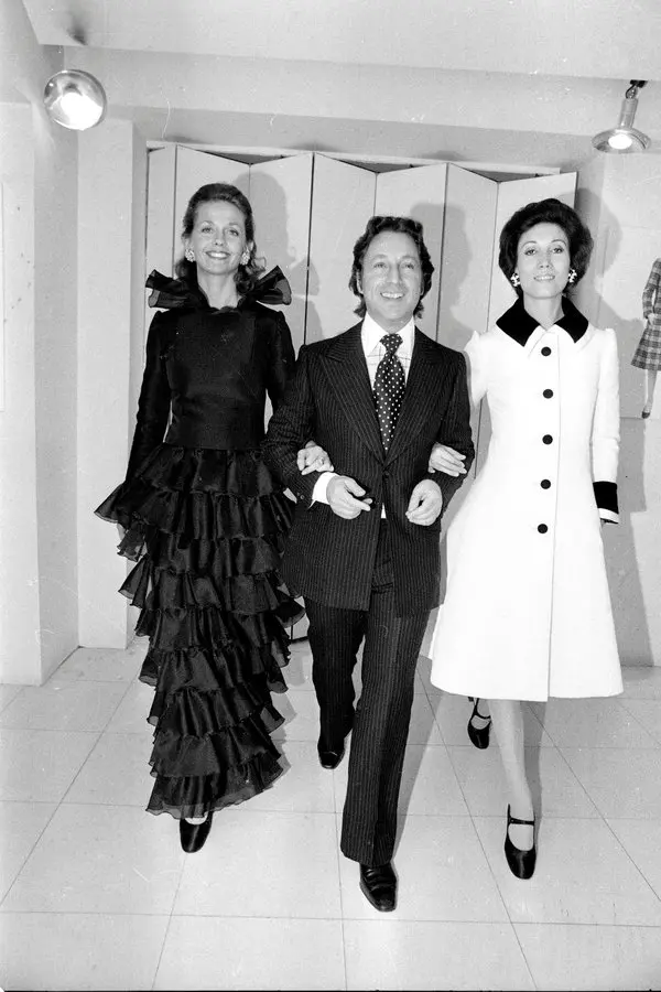 Arnold Scaasi, estilista canadense; ele vestia estrelas e socialites, suas 'Garotas Scaasi'. (Alison Lerrick/Associated Press)