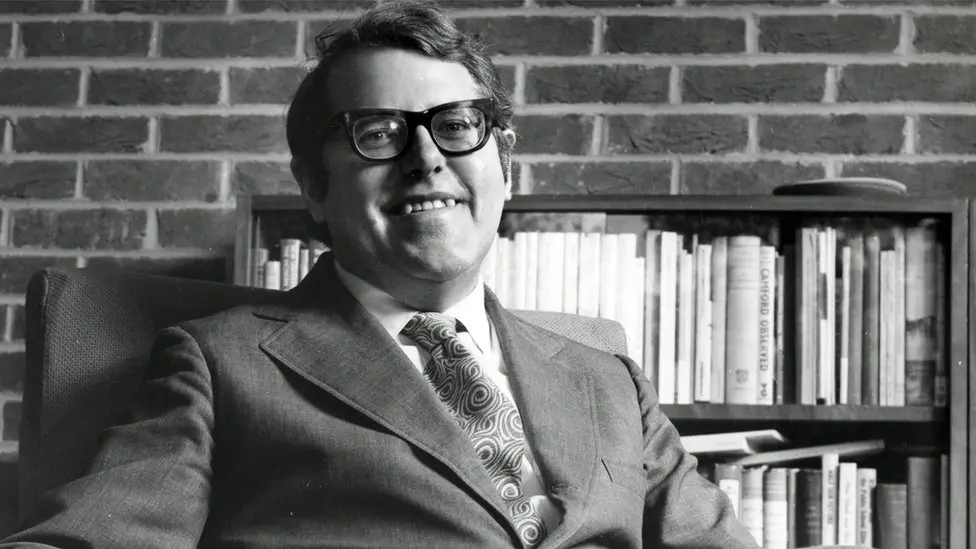 Universidade de Sussex/PA Legenda da imagem, Lord Briggs durante seu período como vice-reitor da Universidade de Sussex entre 1967 e 1976.
