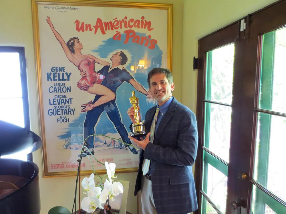 David Fantle com o Oscar de Melhor Filme de 'Um Americano em Paris', produzido por Arthur Freed. Foto cedida pela família Fantle.