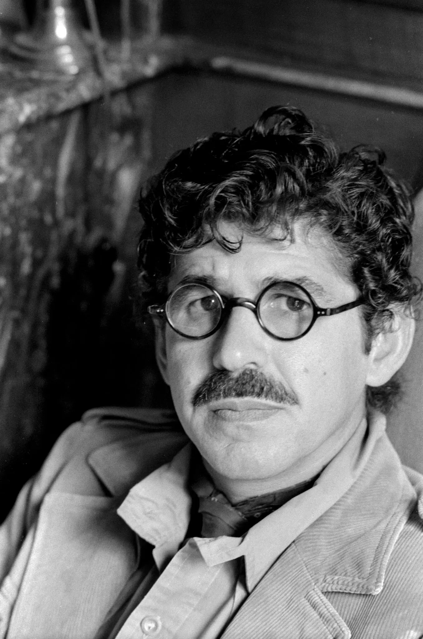 O Sr. Bryce Echenique, em 1980, durante seu exílio autoimposto na Europa, disse: "Há miséria por toda parte, não existe mais classe média neste país", referindo-se ao seu Peru natal. Sophie Bassouls/Sygma, via Getty Images