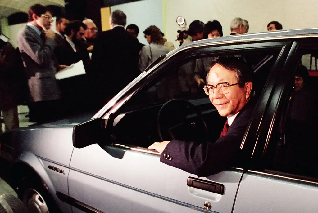 Tatsuro Toyoda em 1984 ao volante de um Chevy Nova na fábrica da New United Motor Manufacturing em Fremont, Califórnia, uma joint venture da Toyota e da General Motors. Paul Sakuma/Associated Press