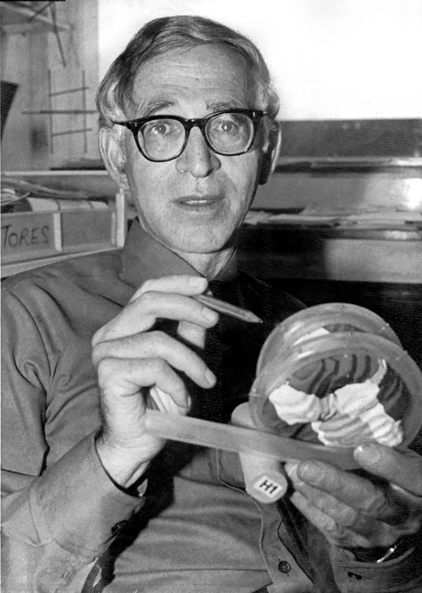 O Dr. Aaron Klug em seu laboratório em Cambridge, Inglaterra, em 1992. Ele foi um “gigante da biologia molecular do século XX”, disse o presidente da Royal Society, na Grã-Bretanha. (Crédito da fotografia: Cortesia © Copyright All Rights Reserved/ Managed/ Direitos autorais: Divulgação/ United Press International ®/ REPRODUÇÃO/ TODOS OS DIREITOS RESERVADOS)