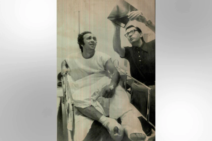 Philip Caputo, então correspondente do Chicago Tribune no Oriente Médio, examina as radiografias de seus pés após ter sido ferido por tiros em Beirute, em 1975. AP
