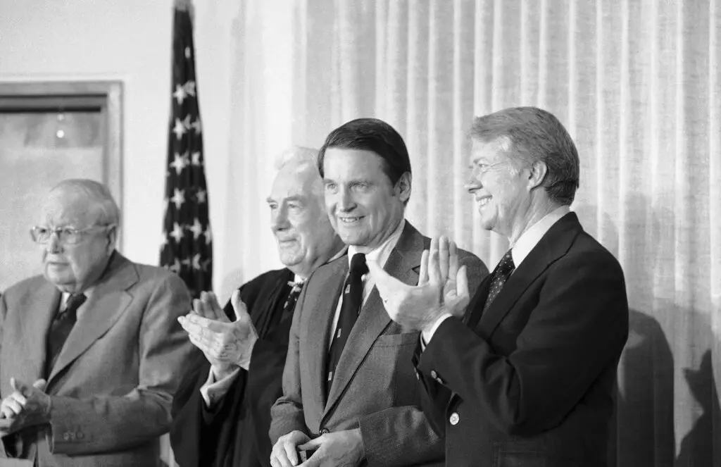 O Sr. William H. Webster, ao centro, com o Chefe de Justiça Warren Burger, à esquerda, e o Presidente Jimmy Carter, após sua posse como presidente. Diretor do FBI em 23 de fevereiro de 1978. (Crédito da fotografia: Cortesia © Copyright All Rights Reserved/ Managed/ Direitos autorais: Divulgação/ Harvey Georges/Associated Press ®/ REPRODUÇÃO/ TODOS OS DIREITOS RESERVADOS)