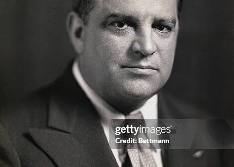 Retrato de Fiorello La Guardia (1882-1947), prefeito da cidade de Nova York de 1933 a 1945. La Guardia, que se elegeu prefeito com sucesso por meio de uma chapa reformista de "fusão" (uma coalizão entre os partidos Liberal e Republicano), foi um dos prefeitos mais influentes da cidade, implementando políticas de reforma social positiva e expurgando o governo local de suas práticas corruptas.