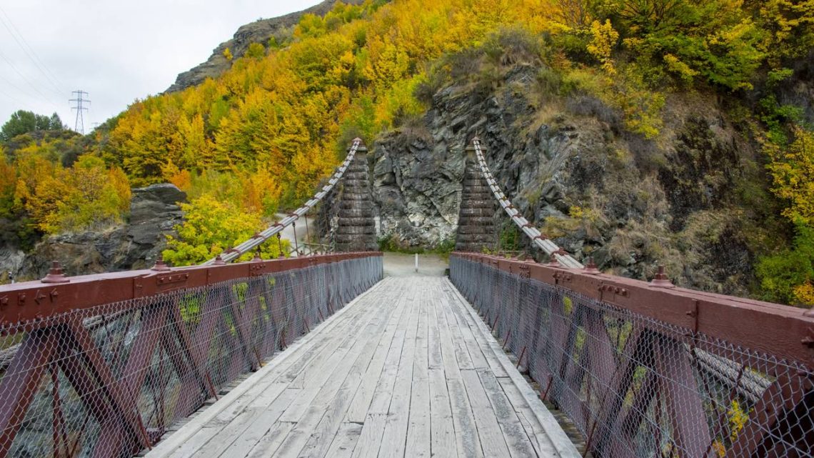 Ponte suspensa sobre o rio Kawarau utilizada para atividades esportivas radicais – Créditos: depositphotos.com / adwo@hotmail.com