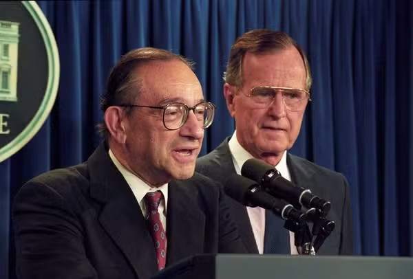 Alan Greenspan, presidente do Federal Reserve (à esquerda), faz declaração em 10 de julho de 1991 após o presidente George H. W. Bush (à direita) anunciar sua indicação para um segundo mandato no cargo. — Foto: Reuters