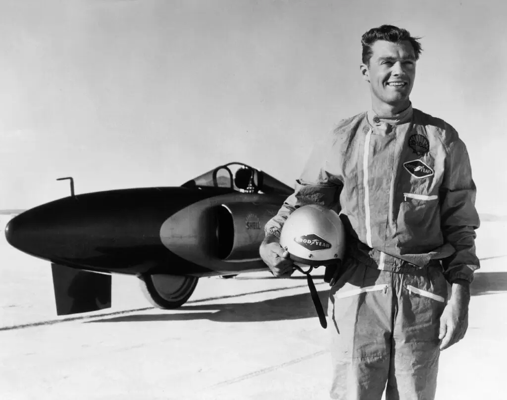 Craig Breedlove e o primeiro Spirit of America em 1963. Ele o utilizou para viajar a uma média de 407 milhas por hora, quebrando um recorde que durava 16 anos. (Crédito da fotografia: Cortesia © Copyright All Rights Reserved/ Managed/ Direitos autorais: Divulgação/ Museu Nacional do Automóvel/Heritage Images, via Getty Images ®/ REPRODUÇÃO/ TODOS OS DIREITOS RESERVADOS)
