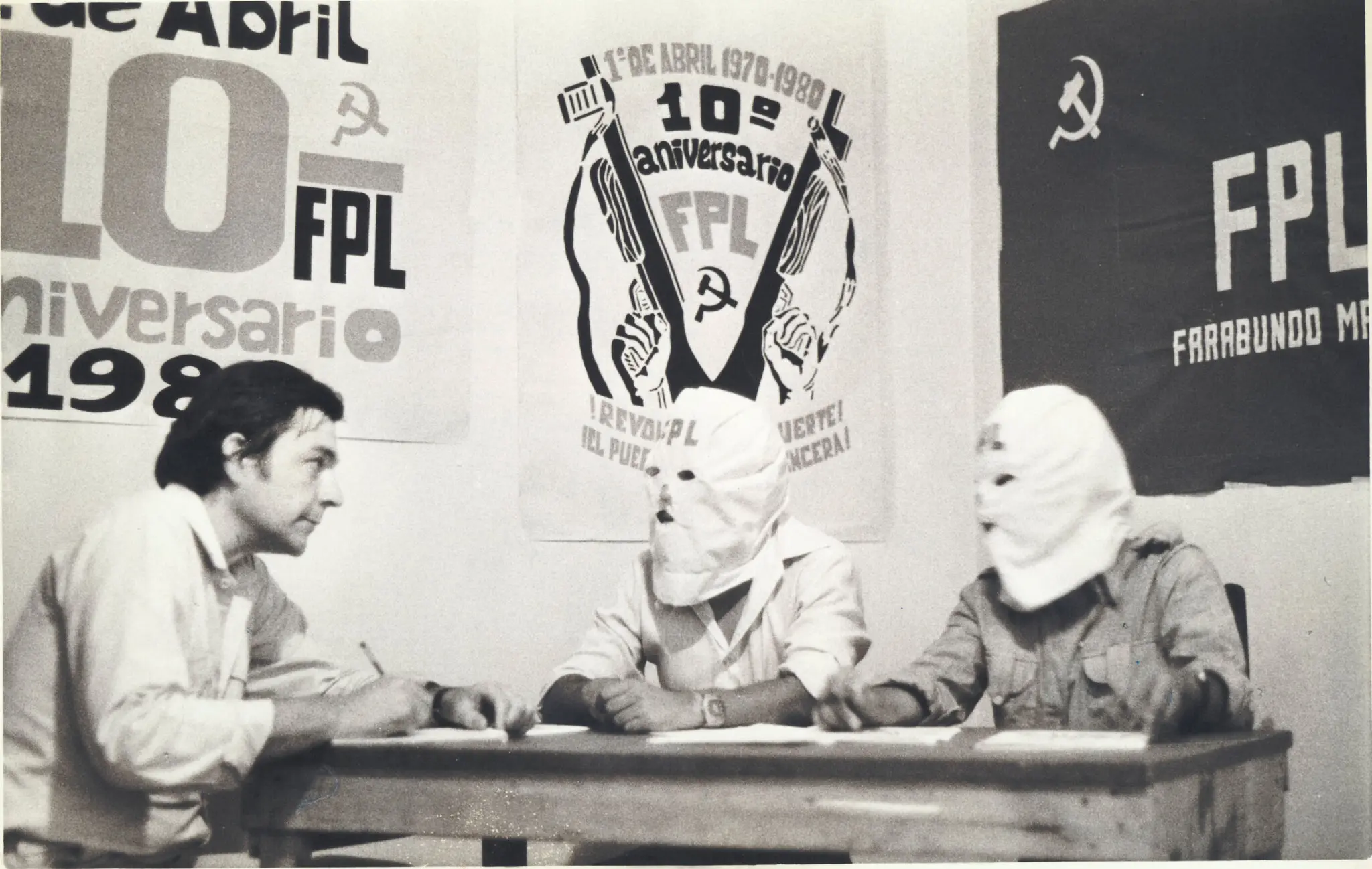 Alan Riding por volta de 1980, quando era chefe da sucursal do The New York Times na Cidade do México, entrevistando líderes rebeldes em El Salvador. Crédito...O Novo Tempo