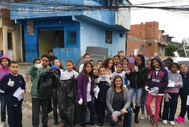 Débora Garofalo e estudantes do projeto Robótica com Sucata. Crédito: Reprodução | Instagram @garofalodebora.