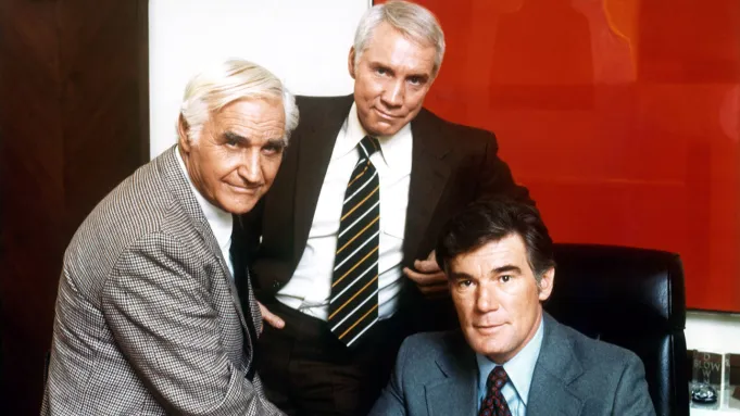 Da esquerda para a direita: Byron Morrow, William Smithers e Mitchell Ryan na série da CBS de 1976-77, 'Executive Suite'. Coleção Everett.
