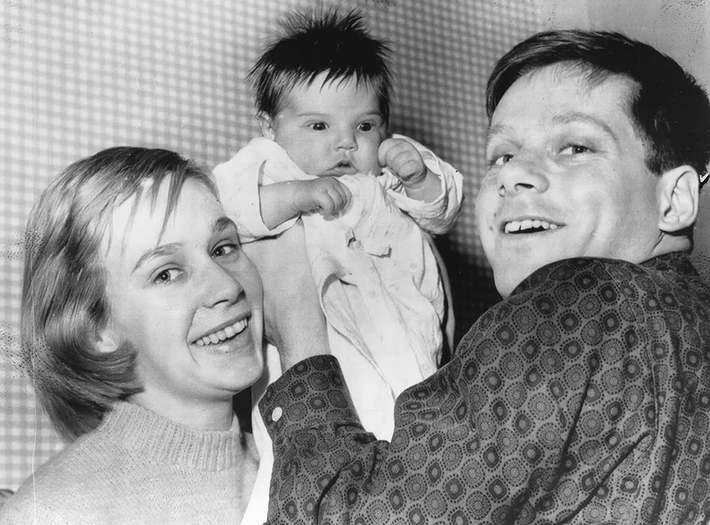 Carole D'Andrea e Robert Morse com a filha Andrea em janeiro de 1962. Cortesia da Coleção Everett.
