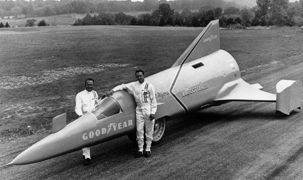 Walt Arfons, à esquerda, em 1965 com Bobby Tatroe, que pilotava o Wingfoot Express, um veículo movido a foguete. Alan Band/Keystone, via Getty Images