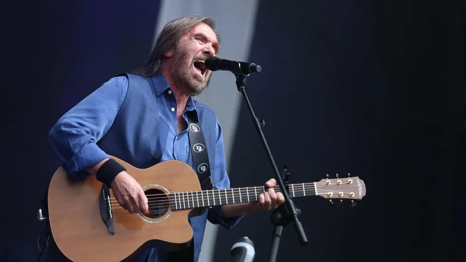 NAAS, IRLANDA - 29 DE JULHO: Dennis Locorriere, da banda Dr. Hook, se apresenta no palco durante o Festival de Música de Punchestown, no Hipódromo de Punchestown, em 29 de julho de 2017, em Naas, Irlanda. (Foto de Debbie Hickey/Getty Images)