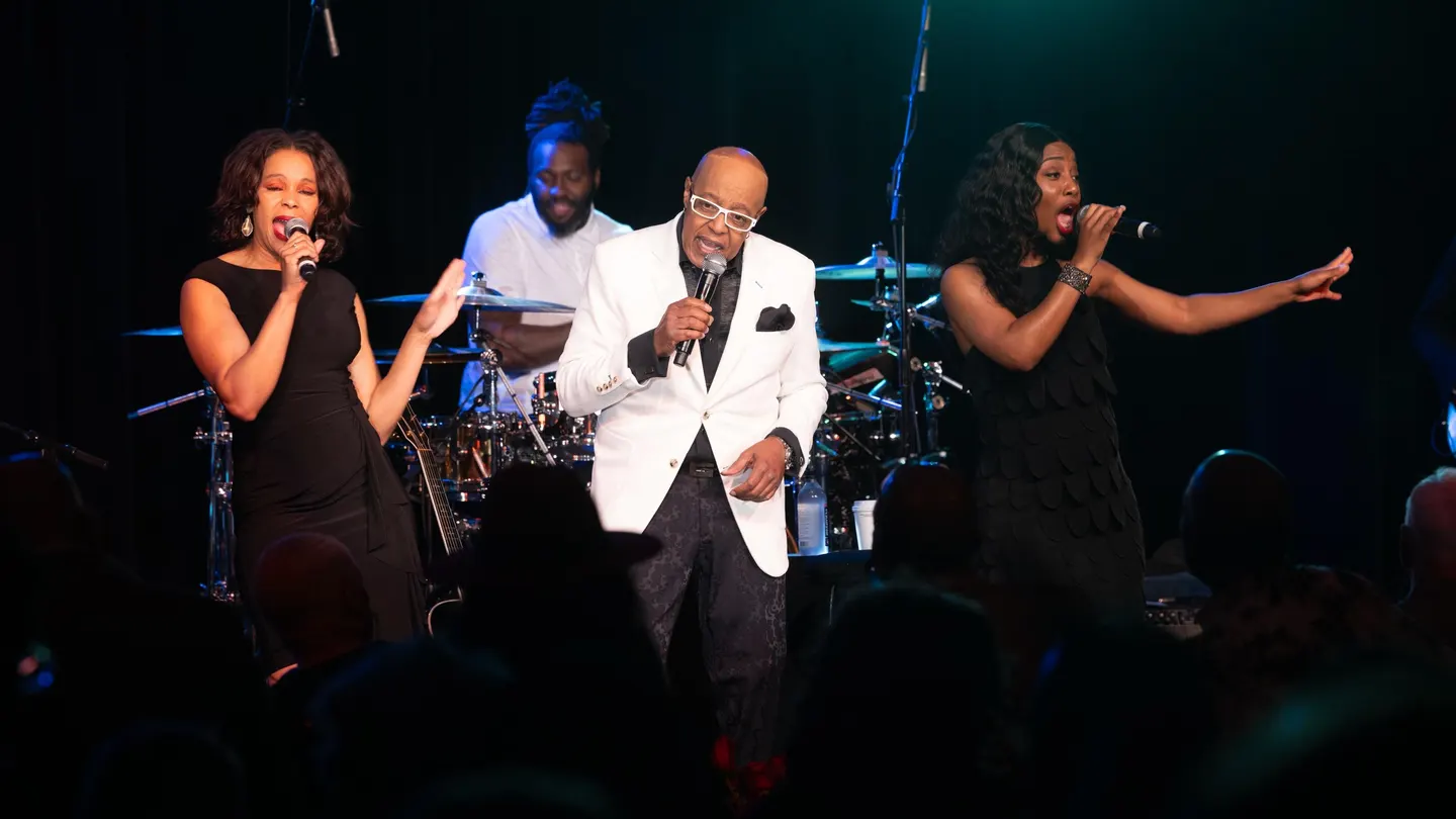 WARREN, MICHIGAN - 12 DE ABRIL: Terra Trofort, Peabo Bryson e Dominique Shuler se apresentam durante a turnê The Golden Touch no Andiamo Celebrity Showroom em 12 de abril de 2025, em Warren, Michigan. (Foto de Monica Morgan/Getty Images) Getty Images