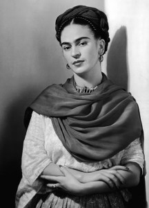Frida Kahlo, célebre pintora mexicana, tornou-se uma referência no mundo da arte através da expressão de seu mundo interior