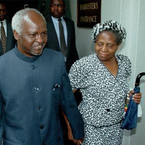 Canaan Sodindo Banana permaneceu até 1987, quando o primeiro-ministro Mugabe assumiu a presidência.