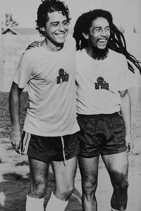 Futebol. Chico Buarque e Bob Marley no campo do Polytheama, time criado por Chico, na Barra da Tijuca (Foto: Luiz Pinto/19/03/1980 / Agência O Globo)