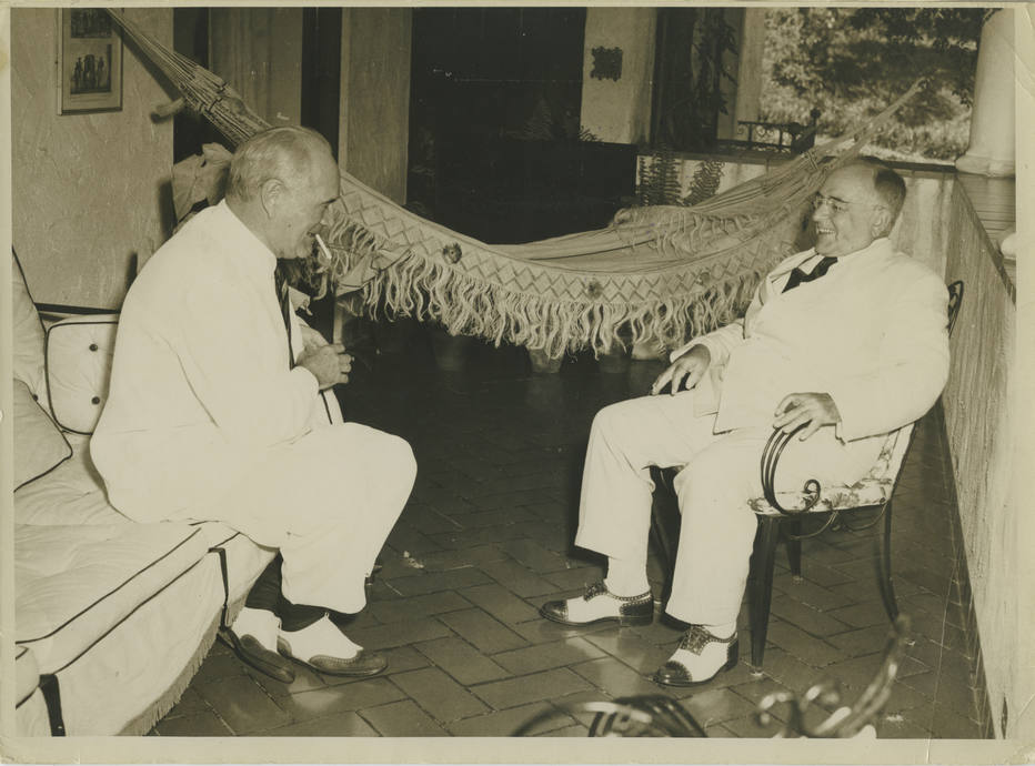 Aranha e o presidente Getúlio Vargas, em Petrópolis (RJ), em 1953 Foto: Livro Oswaldo Aranha Uma Fotobiografia
