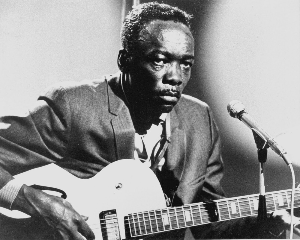John Lee Hooker, comparado a lendas do blues como Muddy Waters, BB King, Willie Dixon, Howlin