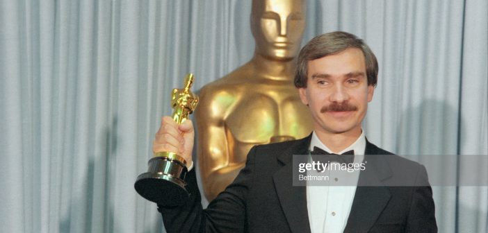 (Getty Images) Los Angeles, Califórnia: Emile Ardolino, vencedor do Oscar de melhor documentário Ele me faz sentir como dançar. Emile é mostrado sorrindo segurando o Oscar.