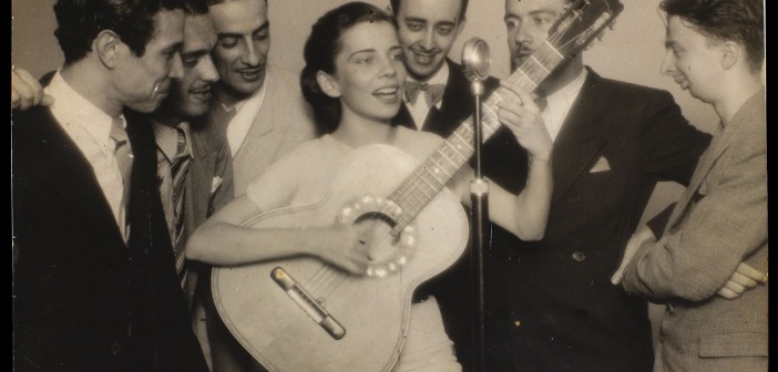 Marília ao microfone e Noel Rosa à direita. Atrás dela, o irmão Henrique Batista.