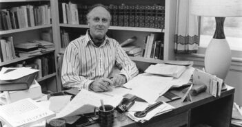 Victor Brombert em seu escritório em Princeton em 1985. Ele era um erudito professor de literatura comparada com um segredo surpreendente. Victor Brombert em seu escritório em Princeton em 1985. Ele era um erudito professor de literatura comparada com um segredo surpreendente. (Crédito da fotografia: Cortesia © Copyright All Rights Reserved/ Robert P. Matthews, via Princeton Alumni Weekly ®/ REPRODUÇÃO/ TODOS OS DIREITOS RESERVADOS)