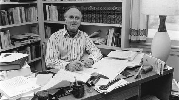 Victor Brombert em seu escritório em Princeton em 1985. Ele era um erudito professor de literatura comparada com um segredo surpreendente. Victor Brombert em seu escritório em Princeton em 1985. Ele era um erudito professor de literatura comparada com um segredo surpreendente. (Crédito da fotografia: Cortesia © Copyright All Rights Reserved/ Robert P. Matthews, via Princeton Alumni Weekly ®/ REPRODUÇÃO/ TODOS OS DIREITOS RESERVADOS)