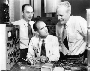 John Bardeen, William Shockley e Walter Brattain no Bell Laboratório, em 1948.