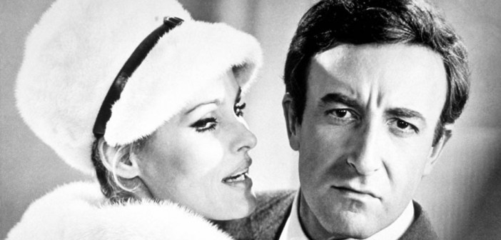 Peter Sellers e Ursula Andress em Casino Royale.