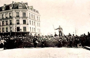 Uma das barricadas formadas na capital francesa durante a Comuna de Paris, em 1871.