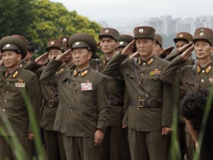 Oficiais do exército norte-coreano e soldados saudam os líderes Kim Il-sung e Kim Jong-il (Foto: Jon Chol Jin/ AP)