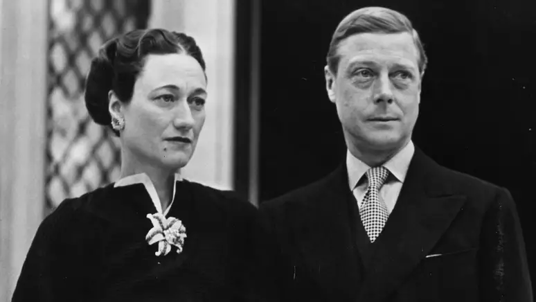 Impossibilitado de conciliar o desejo de se casar com Wallis Simpson e a coroa real, Edward 8º abdicou ao trono britânico, em uma decisão que abalou o país em 1936. (Foto: Getty Images / BBC News Brasil)