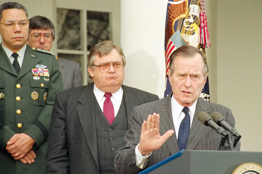 Lawrence S. Eagleburger, centro, serviu como conselheiro de política externa de presidentes e secretário de Estado do primeiro presidente George Bush. Especializou-se em crises, especificamente nos Balcãs. (Crédito DA FOTOGRAFIA: Ron Edmonds/Associated Press)