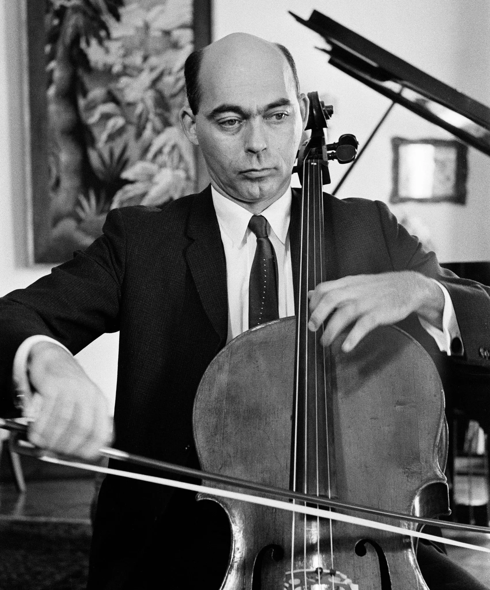 Janos Starker em 1964. O violoncelista era conhecido mundialmente por seus ensinamentos, bem como por suas performances e gravações. (Crédito de fotografia: Cortesia Sam Falk/The New York Times)