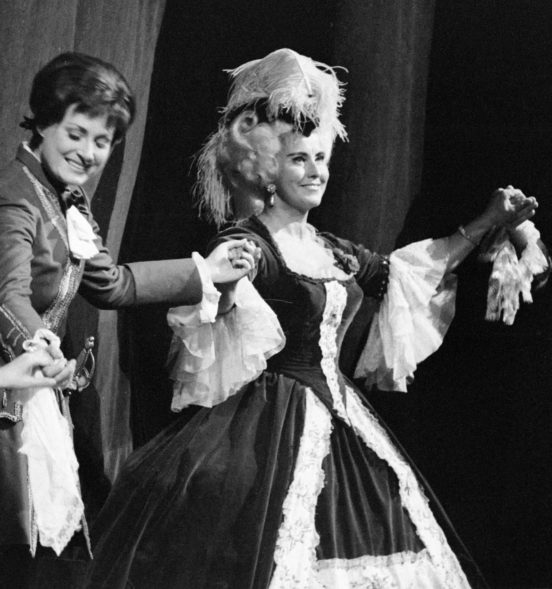 A soprano suíça Lisa Della Casa, à direita, no palco da Ópera de Zurique, numa apresentação de 1973. Ela se aposentou logo depois, aos 55 anos. (Crédito da fotografia: Agência Europeia Pressphoto)