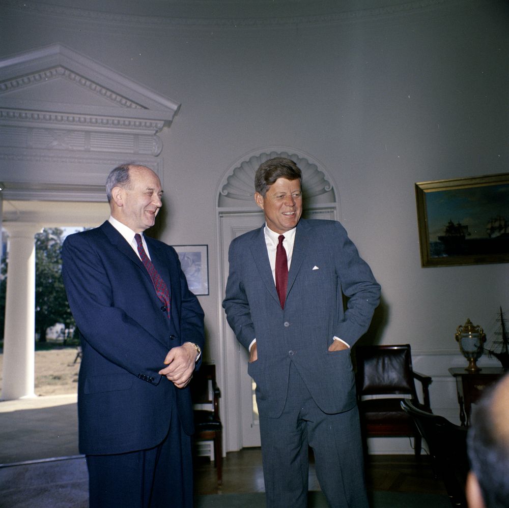 Presidente John F. Kennedy com o Secretário de Estado Dean Rusk em 28 de março de 1962, 10:00 da manhã (Foto: Photographs. John F. Kennedy Presidential Library and Museum, Boston)