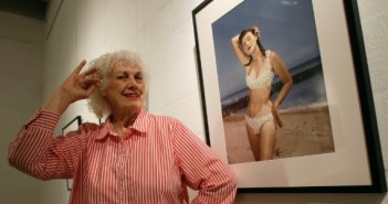 Bunny Yeager imita pose de autorretrato de 1952 em seu estúdio (Bunny Yeager/Divulgação/23.abr.2013)