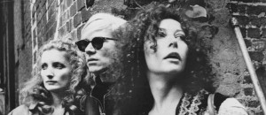 Super estrelas. Isabelle à esquerda, ao lado de Andy Warhol e Viva, em 1968 - (Sam Falk/The New York Times)