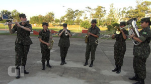 Exército brasileiro recebe mulheres na banda pela primeira vez